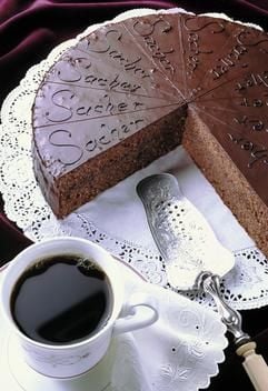 Sachertorte zum Kaffee ist ein Klassiker. Mit Schokolade lassen sich aber auch Bratenkrusten und -soßen verfeinern. (Foto: dpa)