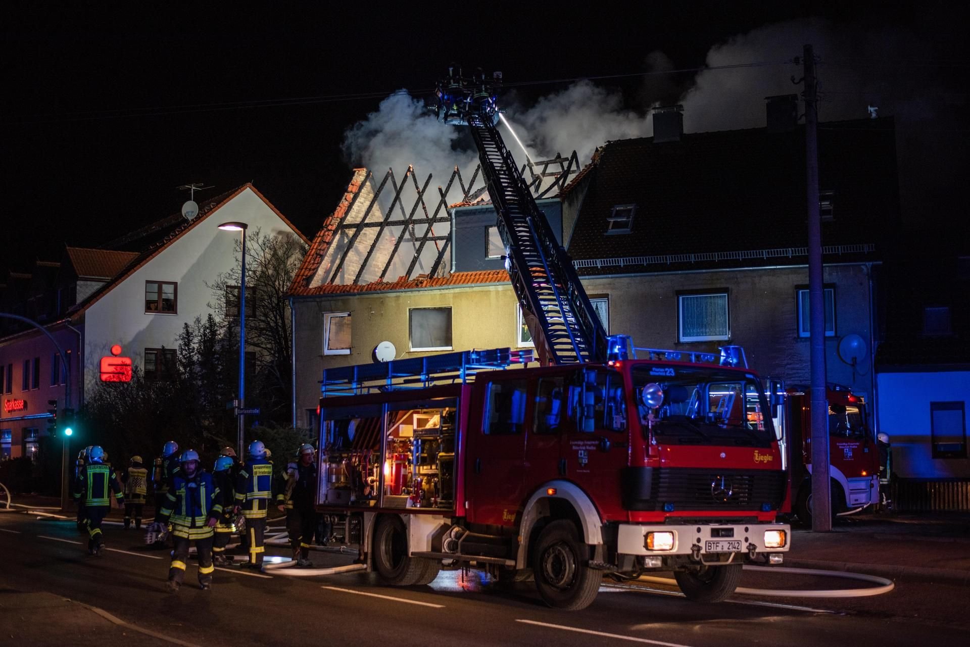 Der Dachstuhl eines Hauses in Mühlbeck ist am Montagmorgen ausgebrannt.
