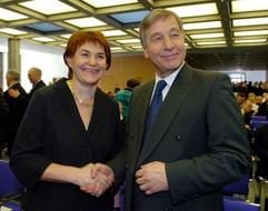 Bundeswirtschaftsminister Wolfgang Clement (SPD) begrüßt die neue Präsidentin des Bundesarbeitsgerichts (BAG), Ingrid Schmidt, am Dienstag (01.03.2005) in Erfurt in ihrem Amt. Erstmals in der mehr als 50-jährigen Geschichte des BAG wird mit Ingrid Schmidt eine Frau an der Spitze stehen. Die 49-Jährige tritt die Nachfolgevon Hellmut Wißmann an, der in den Ruhestand geht. Schmidt wird die sechste Präsidentin des höchsten deutschen Arbeitsgerichtes. Das BAG in Erfurt ist einer von fünf obersten Gerichtshöfen des Bundes. In den zehn Senaten urteilen mehr als 200 ehrenamtliche und derzeit 33 Berufsrichter über alle Fragen der Arbeitswelt. (Foto: dpa)