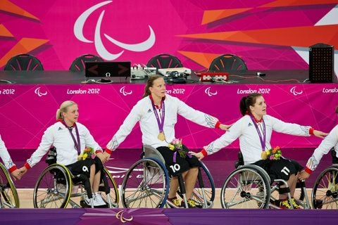 Maria Kühn, Gesche Schünemann und Maya Lindholm vom deutschen Rollstuhl-Basketballteam bei der Siegerehrung. (FOTO: DPA)