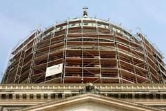 Die Kuppel der Nikolaikirche in Potsdam ist am Donnerstasg (13.07.2006) fast vollständig eingerüstet. In zwei Wochen wird die Kuppel des "National wertvollen Kulturdenkmals" vollständig unter einem Baugerüst verschwunden sein. (Foto: dpa)