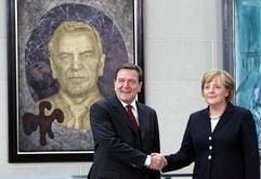 Bei der Übergabe eines Schröder-Porträts geben sich der frühere Bundeskanzler Gerhard Schröder (SPD) und Bundeskanzlerin Angela Merkel (CDU) am Dienstag (10.07.2007) im Kanzleramt in Berlin die Hand. Das Gemälde des verstorbenen Malers Immendorff wurde in die Galerie mit den Porträts der ehemaligen Bundeskanzler gehängt. (Foto: dpa)