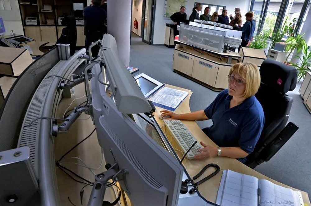 Startschuss für den digitalen Funk: Leitstellenmitarbeiterin Petra Günther an ihrem Arbeitsplatz.