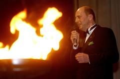 Der Leipziger Oberbürgermeister Wolfgang Tiefensee (SPD) eröffnet am Freitag (12.03.2004), vor einem Feuer stehend, in Leipzig den 11. Olympia-Ball. Unter dem Motto "Olympische Perspektiven erleben" hatten die Olympiastützpunkte von Leipzig und Halle/Saale zum Ball in die Glashalle der Neuen Messe geladen. Rund 1400 Gäste aus Politik, Wirtschaft, Kultur und Sport feiern bei der größten Sportgala Mitteldeutschlands. Im Laufe der Veranstaltung wird der "Trainer des Jahres" aus Mitteldeutschland geehrt. Desweiteren findet eine Tombola statt, deren Erlöse den beiden veranstaltenden Olympiastützpunkten zu Gute kommt. (Foto: dpa)
