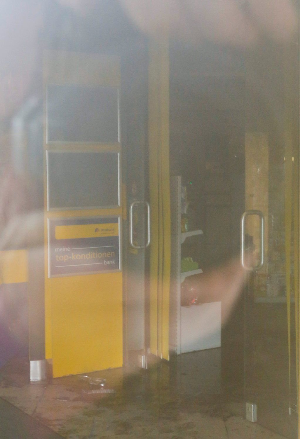 Zutritt verboten: Blick in den Raum mit dem gesprengten Automaten.
