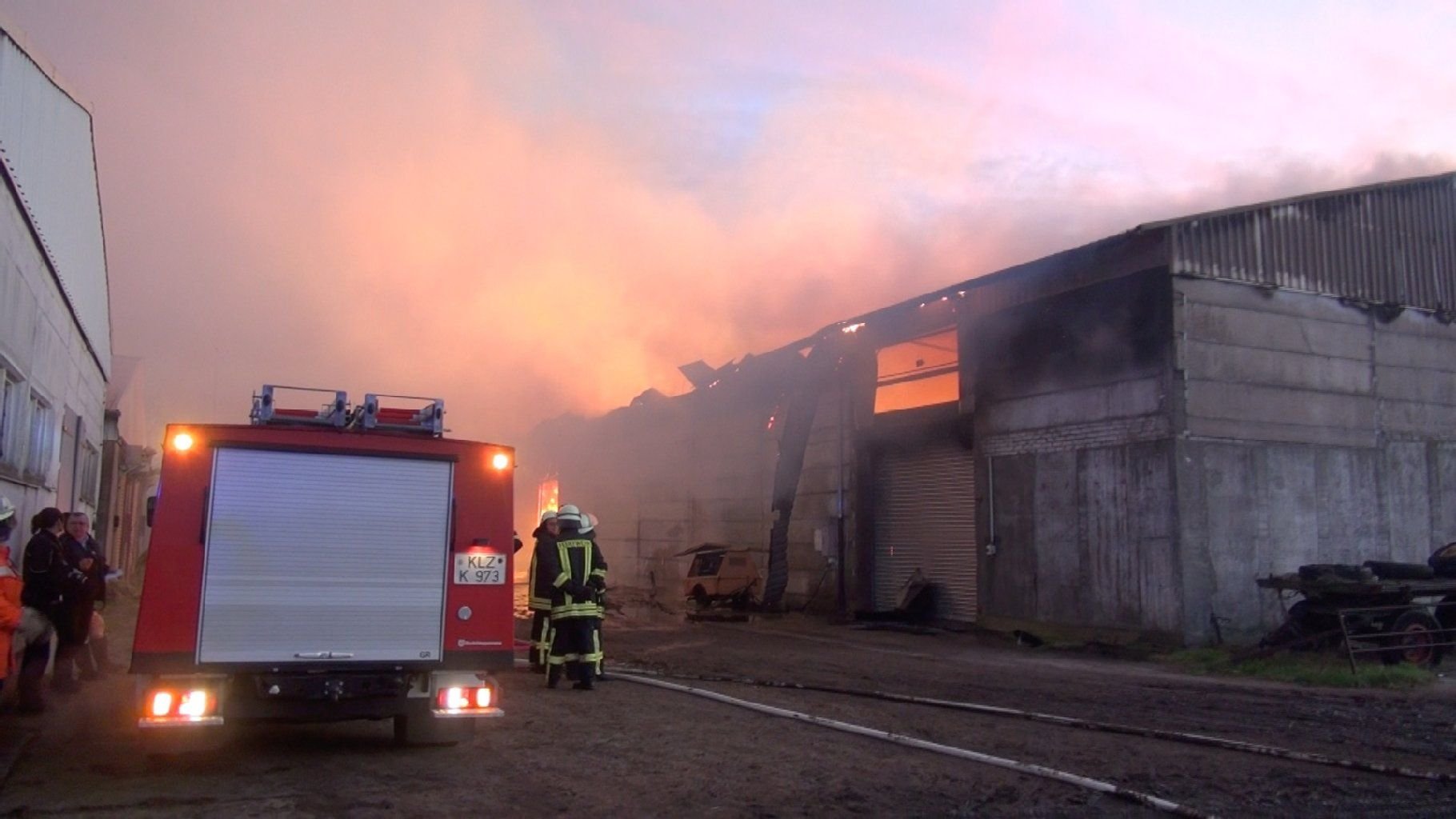 50 Feuerwehrleute waren im Einsatz. Die Brandursache ist derzeit noch unklar.
