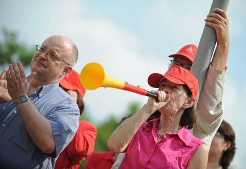 Mit einer Vuvuzela nimmt eine Beschäftigte der Siemens-IT-Sparte SIS am Siemens-Standort Perlach bei München (Oberbayern) an einer Kundgebung teil. (FOTO: DPA)
