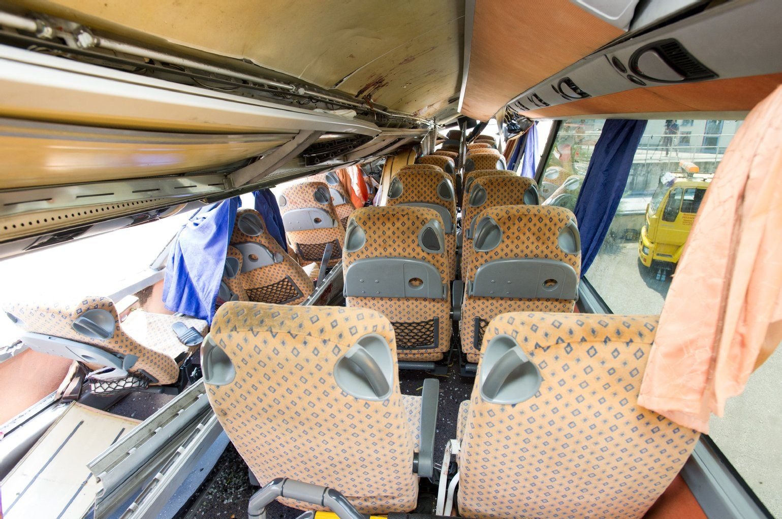 Blick ins Innere des am 19. Juli 2014 verunglückten Reisebusses an der Bundesautobahn A4 bei Dresden-Neustadt.