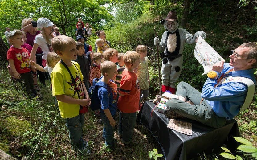 Im Märchenwald treffen die Kinder das tapfere Schneiderlein.