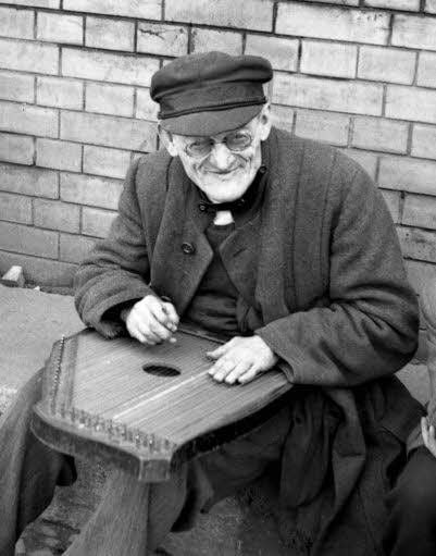 Das stadtbekannte Original: Zither-Reinhold.