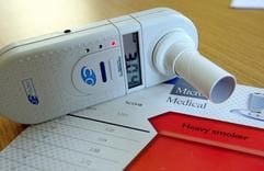 Ein Kohlenmonoxid-Messgerät mit einem Wert von 3,04 Prozent liegt nach einem Atemtest auf einer Richtwerttabelle zur Einstufung des Rauchertypus. (Foto: dpa)