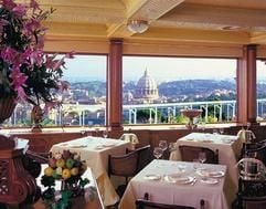 Zimmer mit Ausblick - von der Dachterrasse des Restaurants «La Pergola» lässt sich Rom von oben ansehen. Aber nicht nur der Panoramablick auf die Ewige Stadt ist verlockend - Gourmets zieht es wegen seiner ausgezeichneten Küche ins «La Pergola» (Foto: dpa)