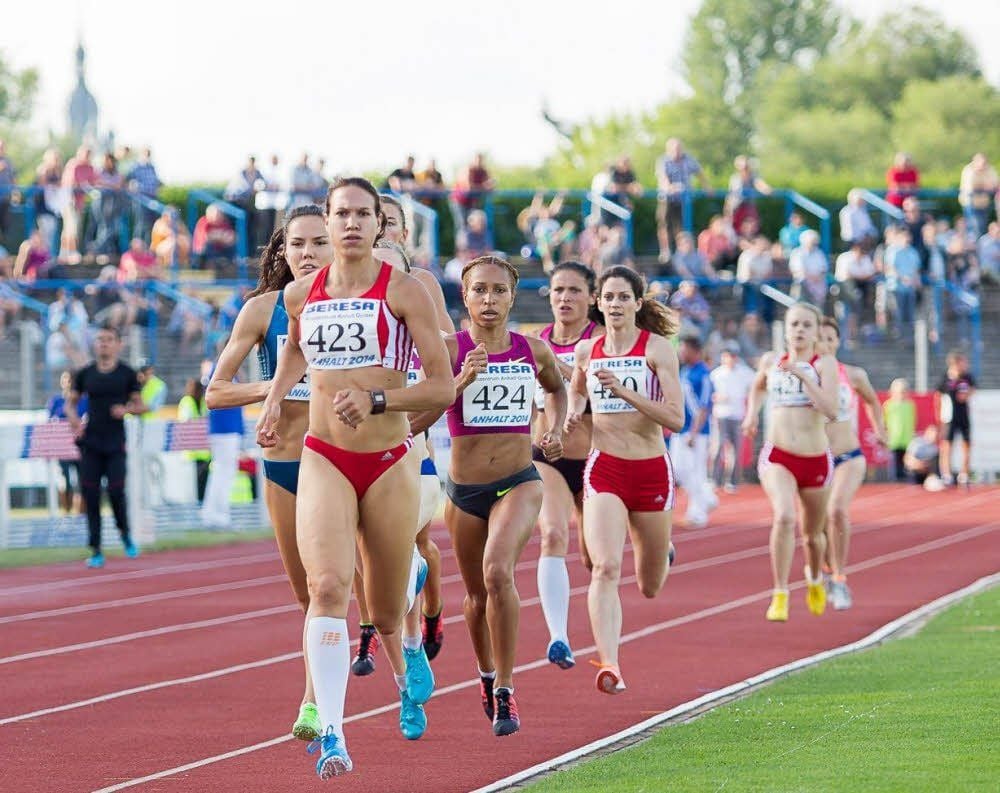 Clarissa Moh (Nr. 424) aus Frankreich landete beim 800 Meter Lauf der Frauen auf dem dritten Platz.
