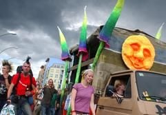 Mit bunt geschmückten Wagen ziehen die Teilnehmer der Hanf-Parade durch Berlin. (Foto: dpa)