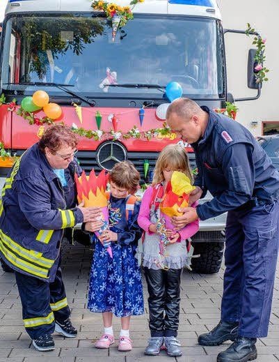 Bianca Schulze (l.) und Schleesens Wehrleiter Enrico Bormann mit Hanna Schumann (r.) und Charlotte Schulze - die Kinder wurden auch mit der Feuerwehr zur Schule gebracht. Für sie ging’s von Schleesen nach Radis.
