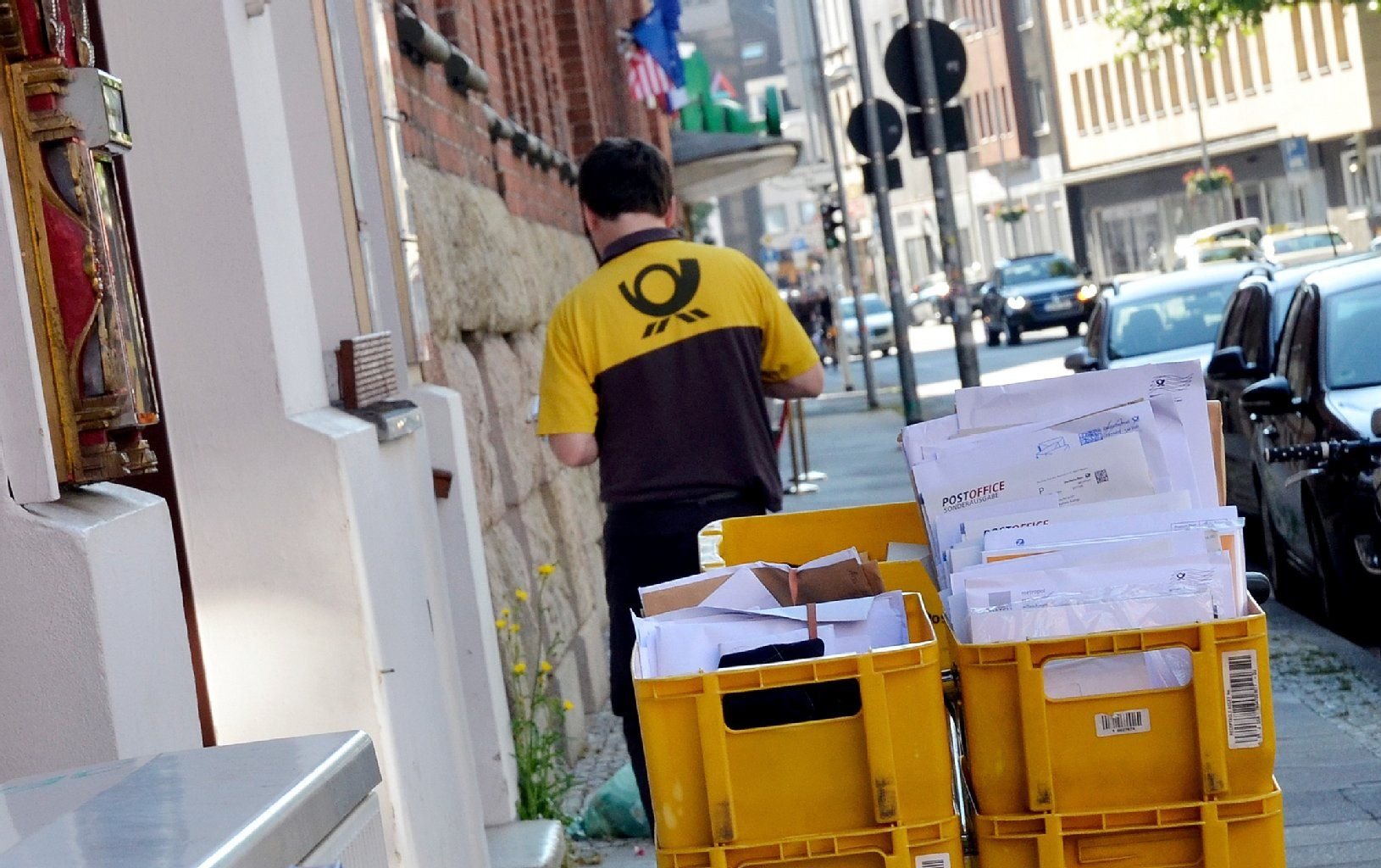 Ein Briefträger der Deutschen Post