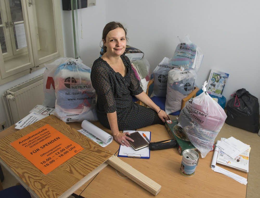 Anne Fuhrmann in ihrem Büro. Dort stapeln sich noch die Spenden für die Flüchtlinge.