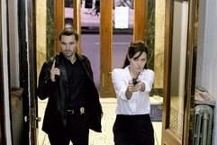 FBI-Agentin Grace, gespielt von Angelina Jolie, und Gehilfe John Costa (Ethan Hawke) in einer Szene des Films "Taking Lives". Grace und Costa jagen im zweiten Film von Regisseur D.J. Carusos einen Serienkiller, der immer Lebenslauf und Indentität seiner Opfer annimmt. Der Film kommt am 08.04.2004 in die Kinos. (Foto: dpa)