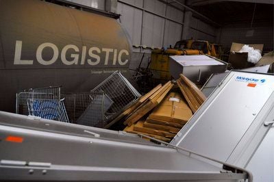 Ein Güterzug steht am 11.11.08 im Stadtteil Marsdorf in Köln in einer Lagerhalle. (FOTO: DPA)