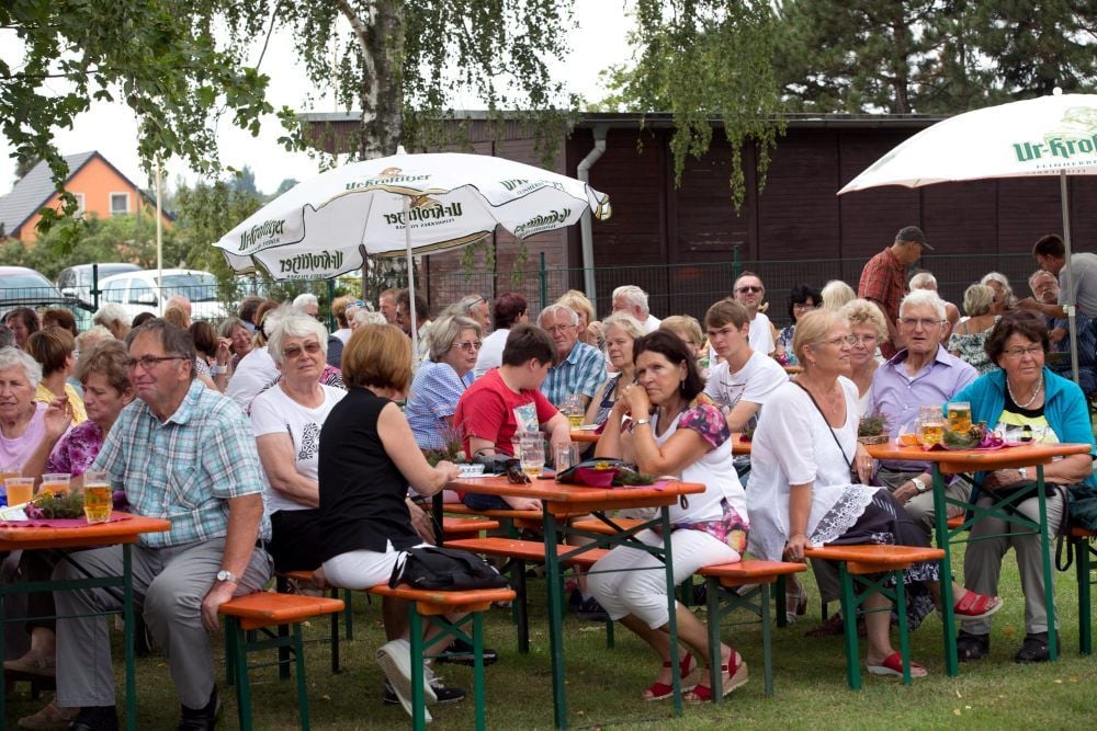 Viele Besucher fanden sich an der „Weintraube“ in Schweinitz ein, um sich zunächst am Programm zu erfreuen und dann dabei zu sein, wenn der Staffelstab der Königinnen weitergegeben wird.