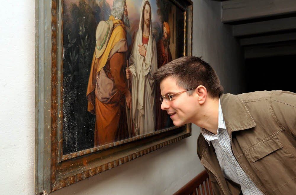 Johannes Alex ist neuer Pfarrer im Pfarrbereich Schkölen/Osterfeld, hier bestaunt er gerade ein Gemälde in der Propsteikirche in Osterfeld-Lissen.