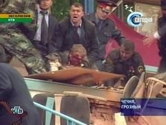 Dieses TV-Bild des russischen Senders NTV Channel zeigt, wie Polizisten den tschetschenischen Präsident Achmat Kadyrow tragen. (Foto: dpa)