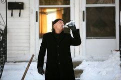 Berufskiller Frank (Ben Kingsley) trinkt in einer Szene von «You Kill Me». Frank wird von seinem Onkel, einem polnischen Mafiaboss, zum Alkoholentzug geschickt. Er lernt dabei Liebe und Freundschaft in Form der Leichenkosmetikerin Laurel kennen. (Foto: dpa)