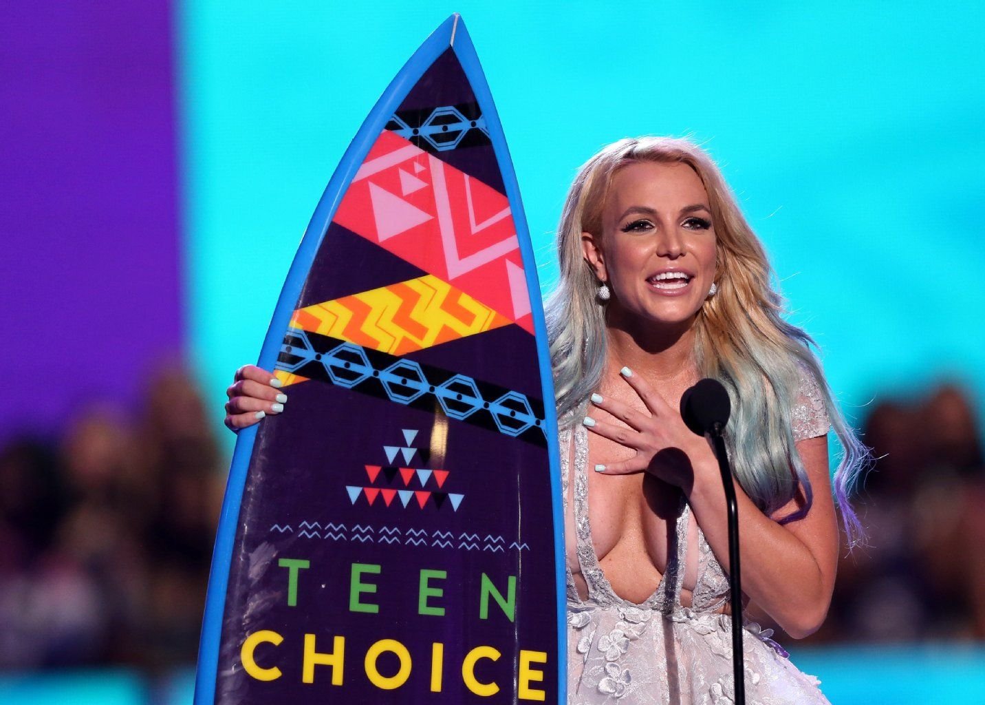 Strahlt mit Surfbrett: Britney Spears bei den Teen Choice Awards.