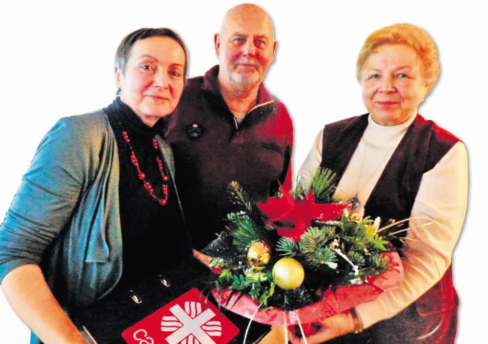 Ingelore Tietz vom Seniorenclub Elster (re.) bedankt sich bei Caritas-Beraterin Sigrun Menzel (li.) und Bernd Liewald für die Hilfe bei der Beseitigung der Hochwasserschäden in Elster.