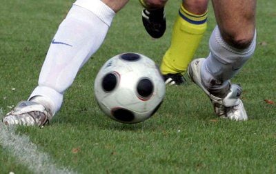 Ein Fußball wird gespielt.
