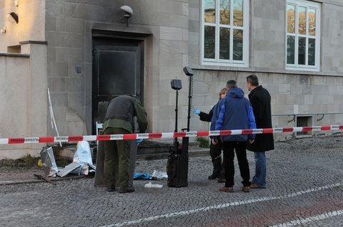 Brandanschlag gegen das Polizeirevier in der Dessauer Wolfgangstrasse (FOTO: LUTZ SEBASTIAN)