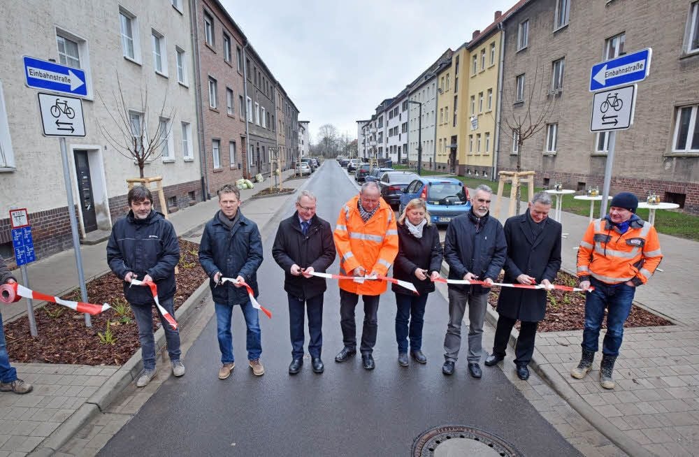 Mit dem symbolischen Banddurchschnitt wurde die Goethestraße offiziell für den Verkehr freigegeben.