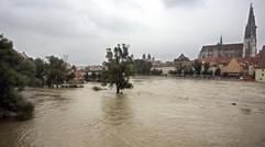 Vor der Innenstadt von Regensburg ist am Mittwoch (24. August 2005) die Donau, die über die Ufer getreten ist, zu sehen. Es wurden mehrere tausend Sandsäcke verteilt und mobile Schutzwände errichtet.