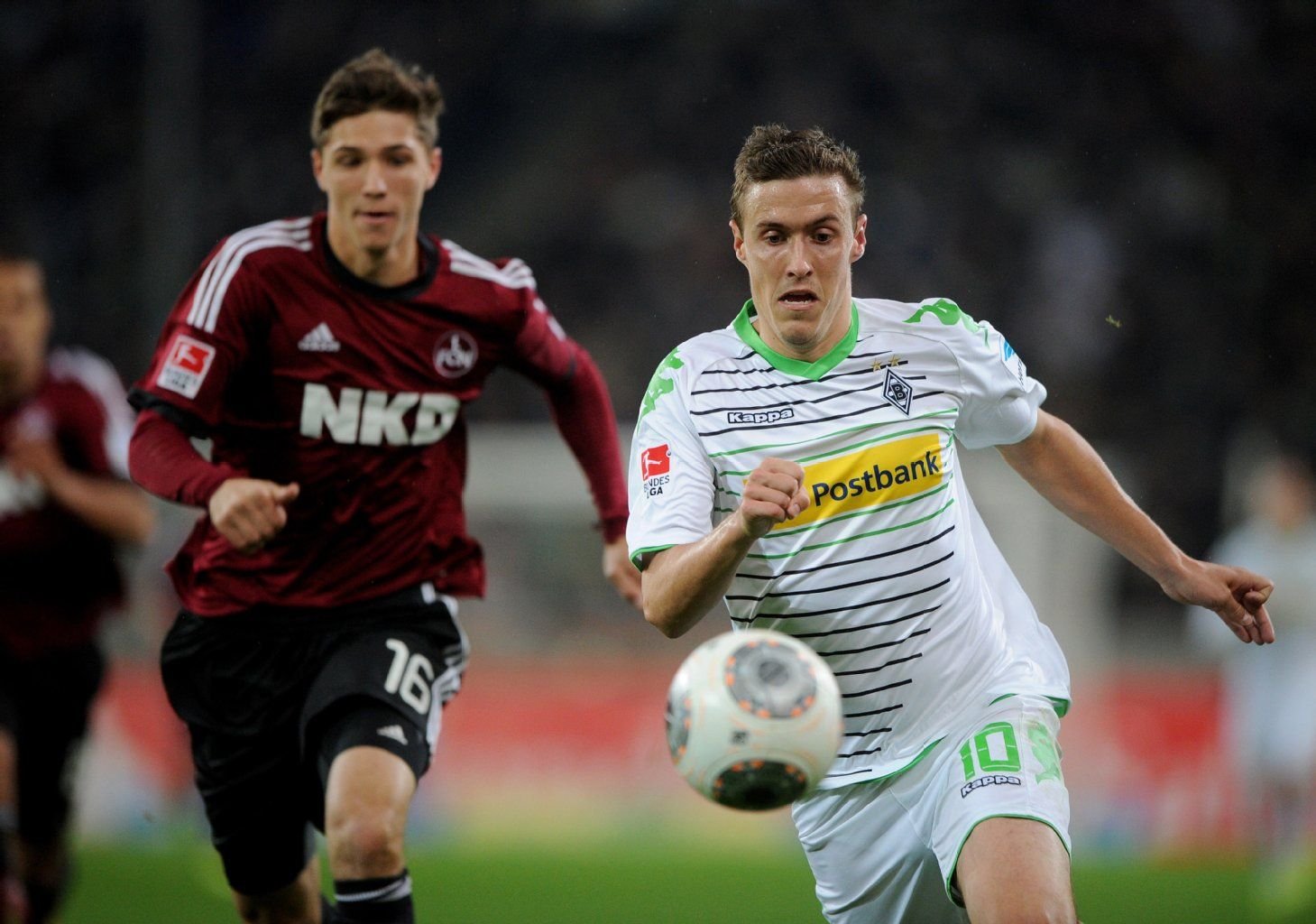Mönchengladbachs Max Kruse (r) und Nürnbergs Niklas Stark (l) kämpfen um den Ball.