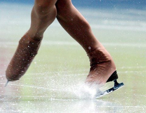 Eine Eiskunstläuferin bietet eine Show dar. (FOTO: DPA)