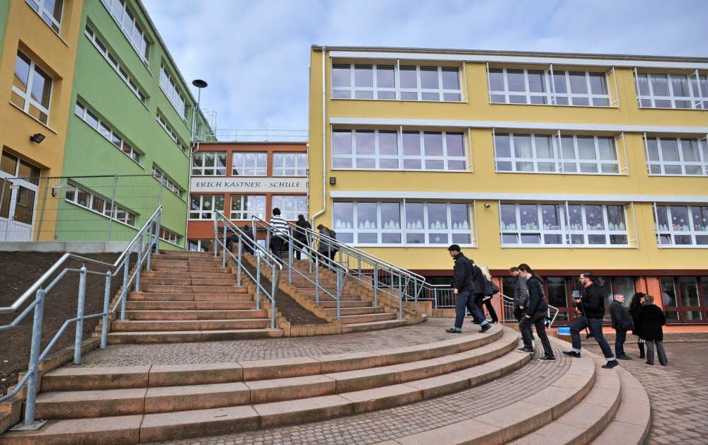 Farbenfroh, hell und freundlich: Bereits die Außenansicht lässt erahnen, wie schön die Erich-Kästner-Schule jetzt auch drinnen geworden ist.