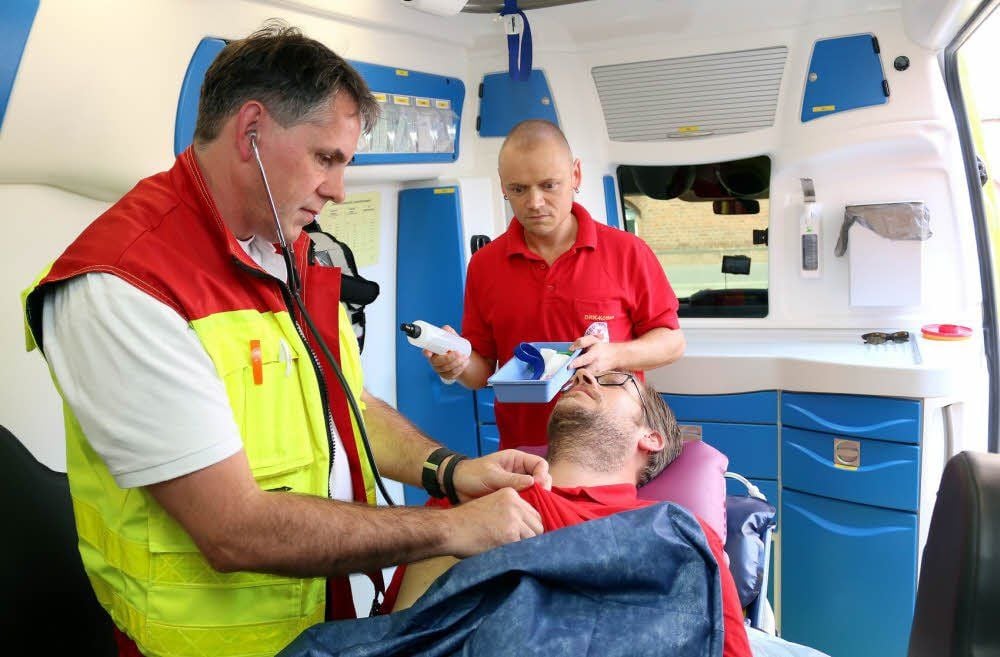 Notarzt Dr. Trommler(l.) und Rettungsassistent Maik Rudat demonstrieren die Erstversorgung eines Patienten im Rettungstransportwagen.