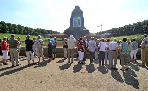 Touristen stehen vor dem Völkerschlachtenkmal in Leipzig.(FOTO: DPA)