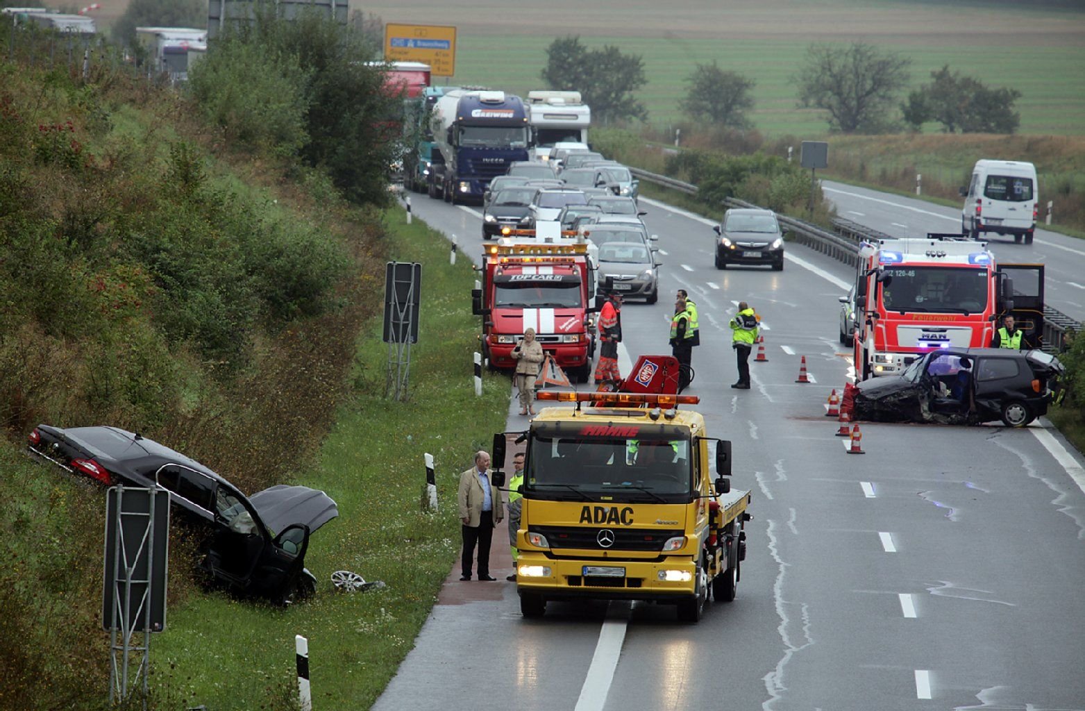 Bergungsarbeiten auf der B6n bei Blankenburg nach einem schweren Unfall.