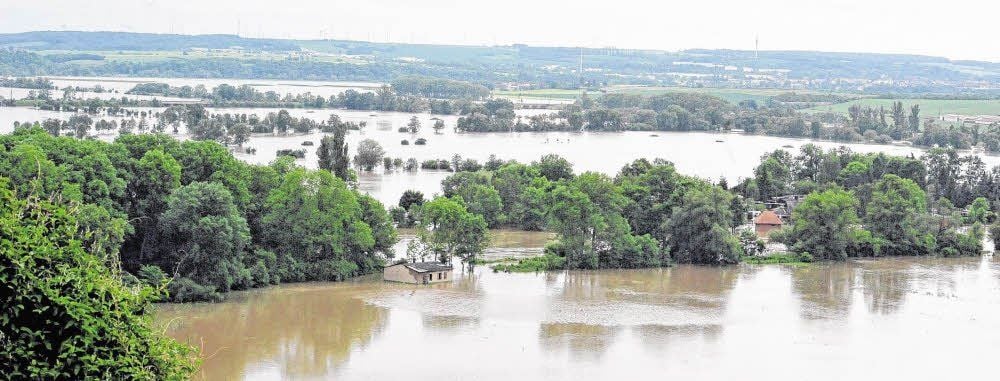 Wasser soweit das Auge reicht - unterhalb von Schloss Goseck hat die Saale riesige Flächen überschwemmt.
