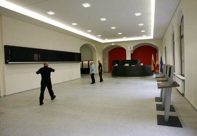 Besucher betreten den Eingangsbereich des Justizzentrums in Magdeburg. (Foto: dpa)