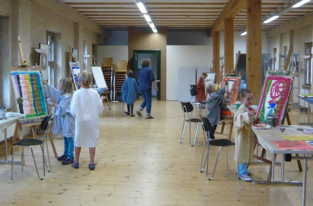 Eine schöne Art, sich die Ferien zu vertreiben, haben diese Kinder gewählt und vorige Woche einen der zahlreichen Kurse an der Malschule der Cranach-Stiftung Wittenberg besucht.