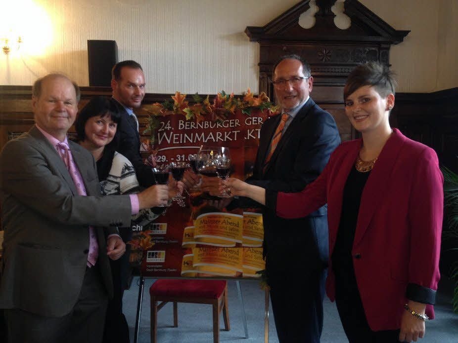 Kulturdezernent Paul Koller (von links), Kulturamtsleiterin Kerstin Schmidt, Weinmarkt-Beauftragter Hagen Bulwan, Oberbürgermeister Henry Schütze und Kulturamtsmitarbeiterin Julia Arlt stießen im Rathaus schon mal mit einem Glas Rotwein auf das Gelingen des Weinmarktes 2014 an.