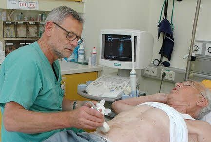 Professor Udo Rebmann, ärztlicher Direktor der ADA, behandelt einen Patienten.