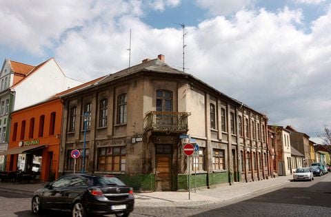Mit Brettern ist eines der Fenster des ehemaligen Restaurant «Zum Stern» in der Bahnstrasse in der Altstadt von Wittenberge notdürftig verschlossen. (FOTO: DPA)