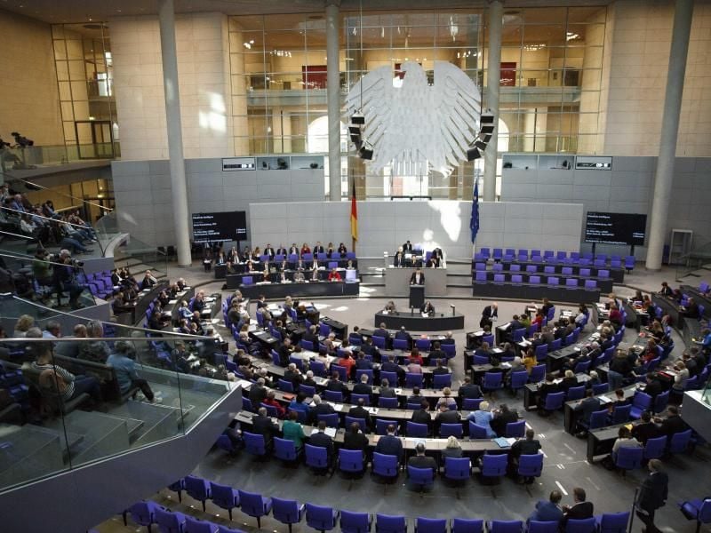 Abgeordnete nehmen an einer Sitzung des Bundestages teil. Foto: Carsten Koall