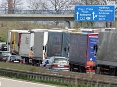 Ein dichter Stau ist am Freitag (30.04.2004) auf der Autobahn A6 vor dem Grenzübergang Deutschland-Tschechien bei Waidhaus. Nach einer Bombendrohung wurde der Grenzübergang komplett gesperrt. (Foto: dpa)