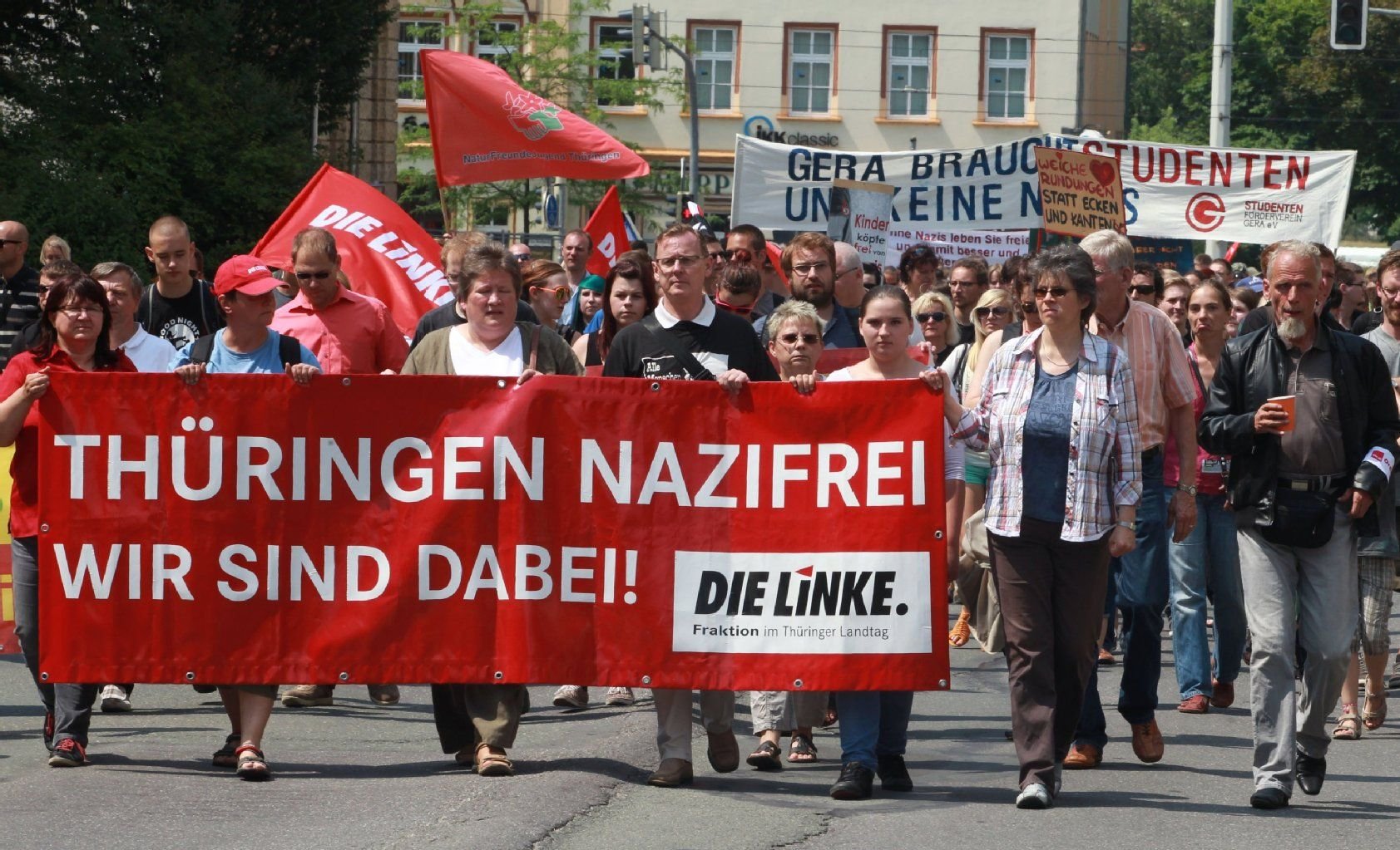 Mitglieder eines linken Aktionsbündnises demonstrieren am 06.07.2013 in Gera (Thüringen) gegen ein Rechts-Rock-Festival der NPD.