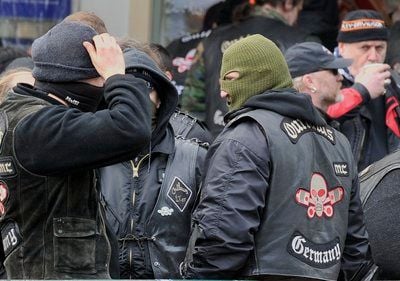 Mitglieder der Rocker-Vereinigung Outlaws haben sich vor dem Landgericht in Kaiserslautern versammelt. (FOTO: DPA)