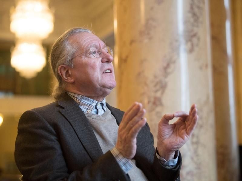 Der Dirigent Sylvain Cambreling. Foto: Marijan Murat/Archiv
